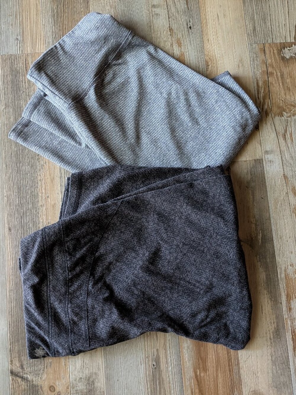 Two pair sport capri leggings pants Champion Light & Tek Gear Dark Gray L